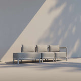Kirra Lounge Sofa 3-seter med åpen høyre ende i sandfarget olefin-tekstil og aluminiumsramme.