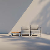 Kirra Lounge Sofa 2-seter i sandfarget olefin med pulverlakkert aluminiumsramme uten accessory fit.