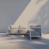 Kirra Lounge Sofa hjørnesofa i sandfarget olefin-tekstiltrekk med pulverlakkert aluminiumsramme.