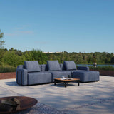 Svart Cobana Lounge Sofa med tre seter uten armlener i moderne, modulbasert design for utebruk.