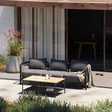 Kirra Lounge Sofa 2-seter i Kirra Sand med aluminiumsramme og lyse olefin-tekstiler i uterom.