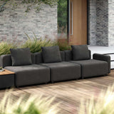 Cobana Lounge Sofa i grå med tre seter og Patio Storage Table i aluminium og teak på uteområde
