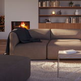 Fjord Sofa hjørneseksjon venstre i nøytral farge med myke linjer og skandinavisk design.