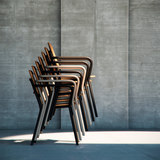 Kirra Patio Chair i pulverlakkert aluminium med ubehandlet teak, designet for utendørs bruk.