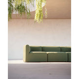 Modulbasert Fjord Sofa med myke linjer og skandinavisk design i lyst rom.