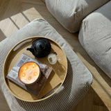 Rundt serveringsbrett i tre med høy kant og skjulte håndtak, designet i Danmark.