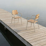 Kirra Patio Chair i taupe med pulverlakkert aluminium og ubehandlet teaktre, utendørs hagestol.