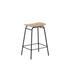Frame Bar Stool barkrakk med sete i eikefinér og stativ i svart pulverlakkert stål, industrielt design.
