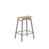 Frame Bar Stool lav høyde med sete i naturlig eikefinér og svart pulverlakkert stålramme