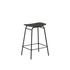 Frame Bar Stool lav høyde med sete i svartbeiset eikefinér og svart pulverlakkert stålramme.