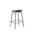Frame Bar Stool barkrakk med sete i eikefinér og stativ i svart pulverlakkert stål.