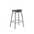 Frame Bar Stool barkrakk med sete i lær og pulverlakkert stålramme, uten ryggstøtte.