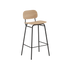 Frame Bar Stool barkrakk med ryggstøtte, sete i eikefinér og stativ i svart pulverlakkert stål.