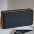 Bluetooth-høyttaler i naturlig eik med Fiord-tekstil fra KVADRAT og messingdetaljer.