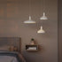 Hvit Dawn Pendant Ø40 lampe i aluminium med perforert topp og rund form, innendørs belysning.