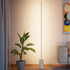 SACKit Expo 185 gulvlampe i hvit med slank aluminiumsprofil og marmorfot, oppadrettet frostet LED-lysstripe.