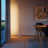 SACKit Expo 185 gulvlampe med polert marmorfot og vertikal frostet LED-stripe i aluminium