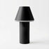 Sort Cone bordlampe fra sackit med matt sort konisk skjerm og sylindrisk fot i minimalistisk design