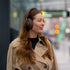 Kvinne iført brune Touch 310 hodetelefoner fra sackit på en travel bygate med komfortabelt over ear design