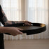 Nordic Serving Tray i naturlig eik med rund form og høy kant, designet i Danmark.