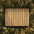 Firkantet utendørs serveringsbrett i teak med svart aluminiumsramme, designet for Soft Sofa Outdoor Pouf.