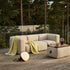 Firkantet utendørs serveringsbrett i teak med svart aluminiumsramme, designet for Soft Sofa Outdoor Pouf.