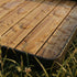 Firkantet utendørs serveringsbrett i teak med svart aluminiumsramme, designet for Soft Sofa Outdoor Pouf.