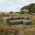 Soft Sofa Outdoor 3-seters sofa med puff i Kirra Olive farge, myk og formstabil utendørs sofa.