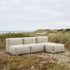 Soft Sofa Outdoor 3-seter sofa i Kirra Olive farge med åpen løsning og puff, utendørs bruk.