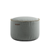 Rund Cura Pouf i grått Cura-stoff med myk tekstur og håndsydde sømmer.