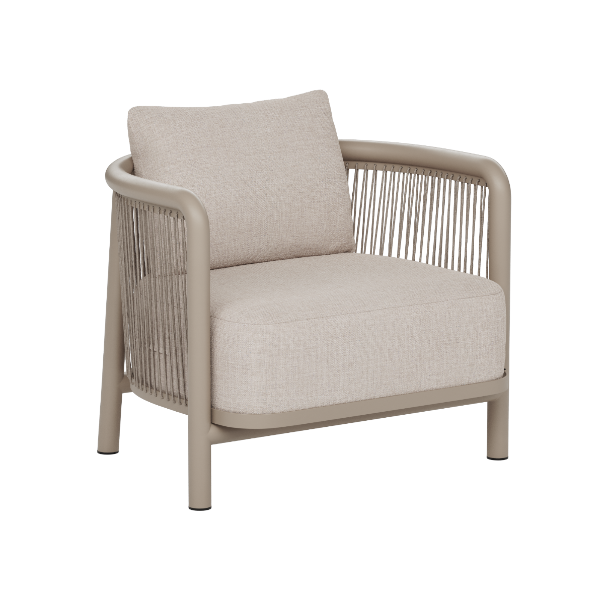 Beige Kirra loungestol fra sackit med myke puter og flettede tauarmlener. Dansk design for komfortable og stilrene uterom