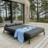 Kirra Double Sunbed i Kirra Sand med aluminiumsramme og vannavvisende olefin-tekstil utendørs.
