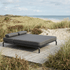 Kirra Double Sunbed i Kirra Sand, dobbel utendørs solseng med aluminiumsramme og lys olefin-tekstil.