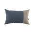 Tide Cushion utendørs pyntepute i sand og indigo fargeblokker, 60x40 cm, med avtagbart trekk.