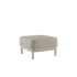 Kirra Lounge Sofa pouf i sandfarget olefin-tekstil med aluminiumsramme for utendørs bruk.