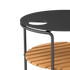 Rundt utendørs sofabord i sort pulverlakkert aluminium med teak bordplate, 70 cm diameter.