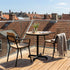 Kirra Café Table utendørs bord i pulverlakkert aluminium med ubehandlet teakplate, rundt design.