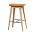 Nordic Bar Stool i eik med Luna Sandstone skinn og 73 cm høyde, dansk design med fotstøtte i stål.