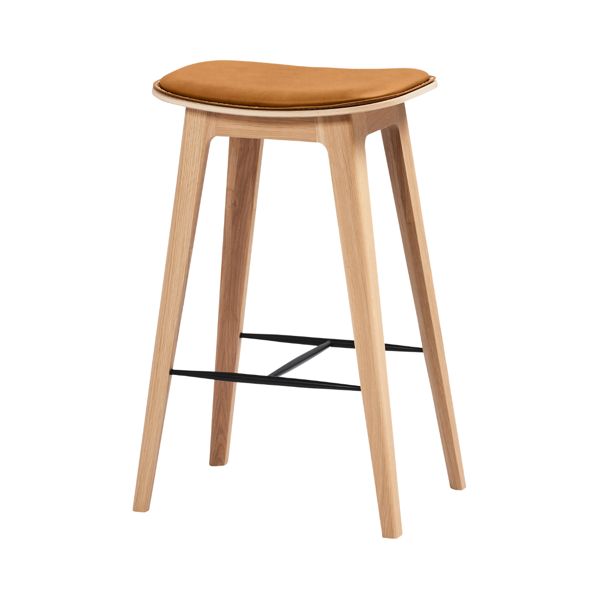 Nordic Bar Stool 73 cm i Luna Sandstone skinn med eikefiner og kryssømmer.