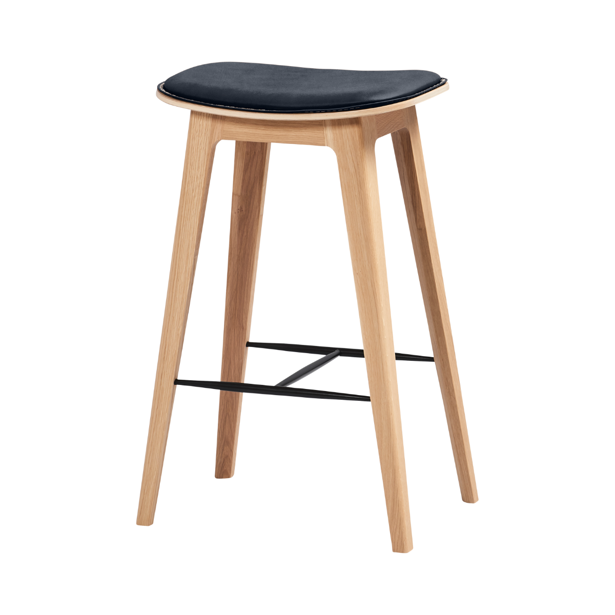 Nordic Bar Stool i 73 cm høyde med Luna Carbon-skinn og eiketre med synlige sømmer.