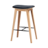 Nordic Bar Stool i 73 cm høyde med Luna Carbon-skinn og eiketre med synlige sømmer.