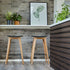 Nordic Bar Stool i eik med Luna Carbon skinn og mørke kryssømmer, høyde 73 cm.