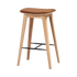 Nordic Bar Stool 73 cm i Terra Safari skinn med eiketre og lyse kryssømmer.