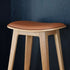 Nordic Bar Stool i eik med Terra Black skinn og mørke sømmer, høy barstol i dansk design.