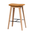 Nordic Bar Stool i 68 cm høyde med Luna Sandstone skinnsete og eikeunderstell i matt lakk.