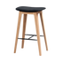 Nordic barstol i eik med Terra Black skinn, 68 cm høy, med pulverlakkert fotstøtte i stål.