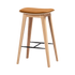 Nordic Bar Stool i 68 cm høyde med Luna Sandstone skinn og eiketre med synlige sømmer.