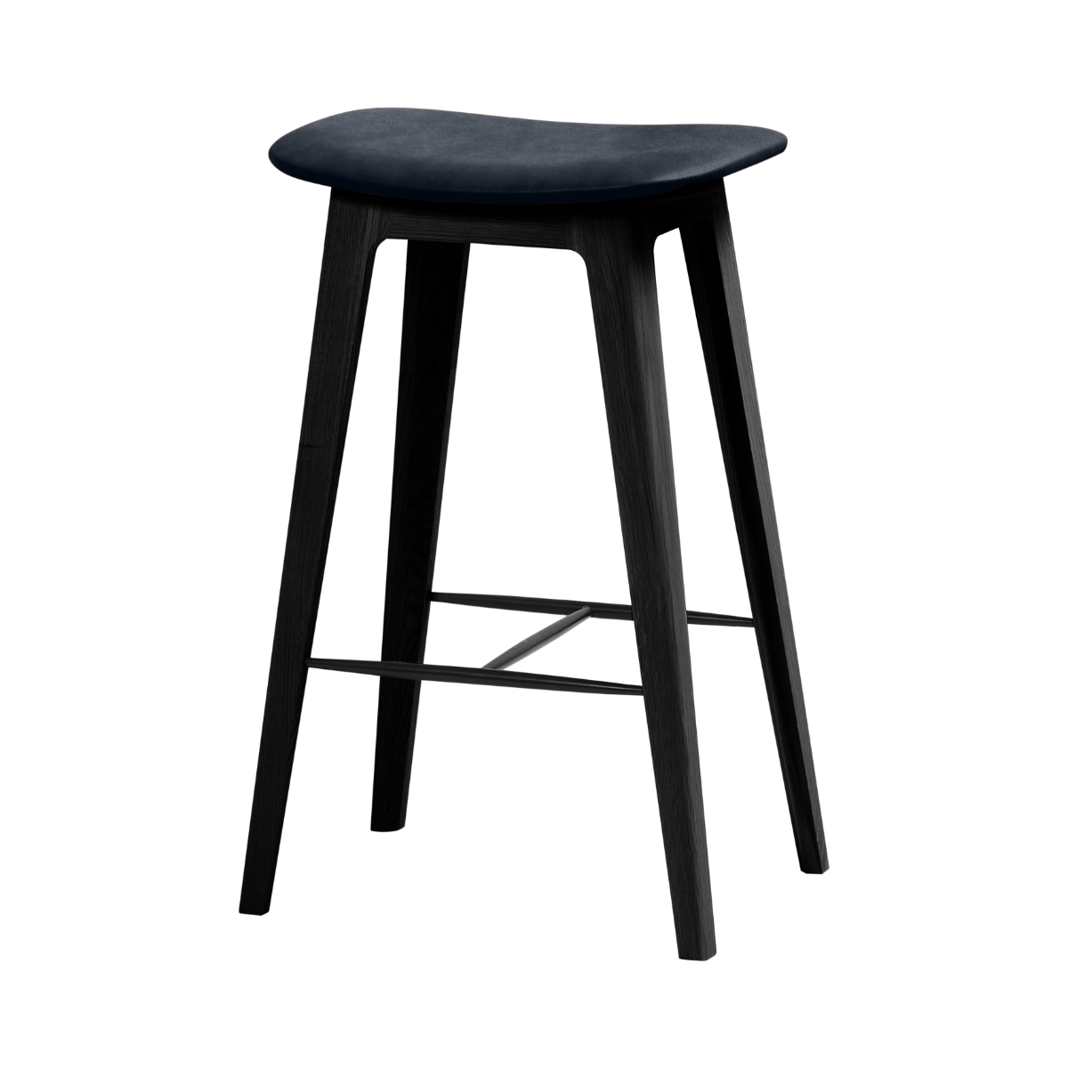 Nordic Bar Stool 68 cm høyde i svartbeiset eik med Luna Carbon skinnsete og stålfotstøtte.