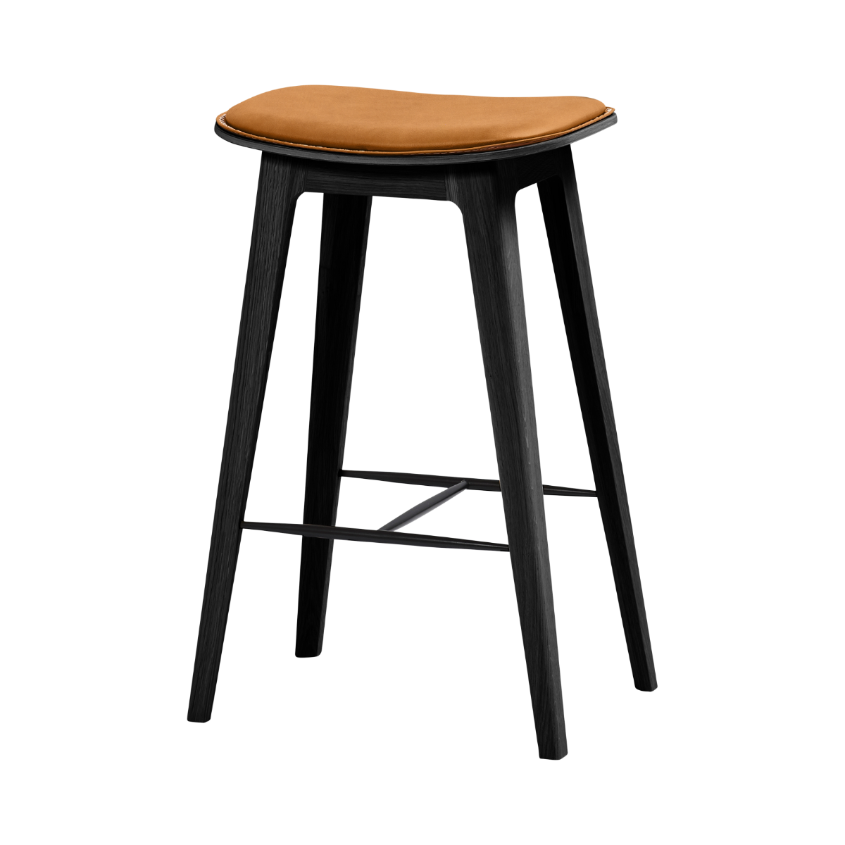Nordic Bar Stool 68 cm i svartbeiset eik med Luna Sandstone skinn og kryssømmer.