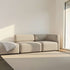 Fjord Sofa 2-seter med åpen ende i Cosmo Beige tekstil, moderne skandinavisk design.